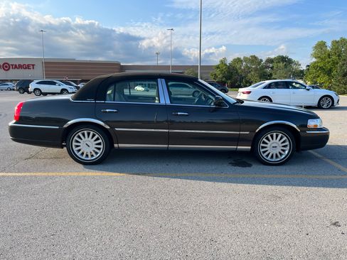 Used 2005 Lincoln Town Car Signature RWD image 6