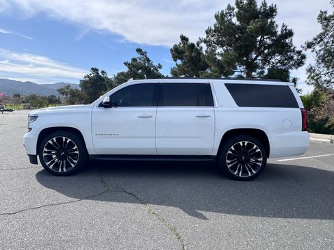 Used 2016 Chevrolet Suburban LT image 2