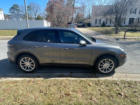 Used 2019 Porsche Cayenne Sport Utility 4D image 5