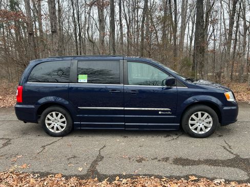 Used 2014 Chrysler Town & Country Touring image 2