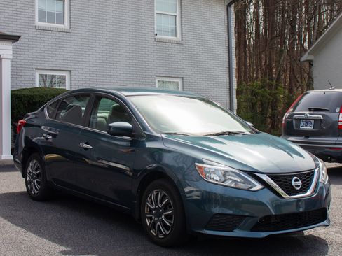 Used 2017 Nissan Sentra SV image 2