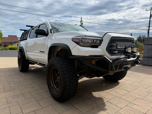 Used 2017 Toyota Tacoma TRD Off-Road AWD/4WD image 6