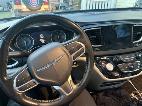 Used 2020 Chrysler Pacifica Touring-L Plus w/ Tire & Wheel Group image 4