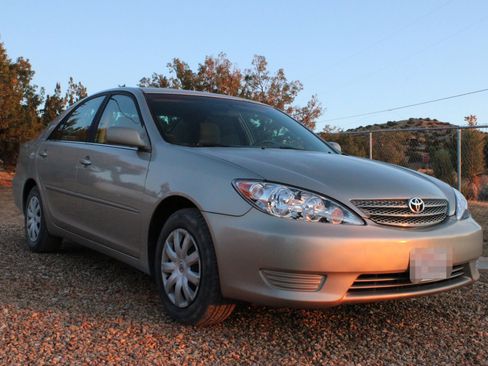 Used 2005 Toyota Camry LE FWD image 1
