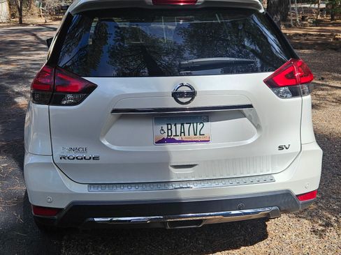 Used 2020 Nissan Rogue SV image 2