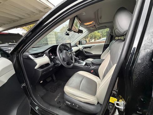 Used 2020 Toyota RAV4 XLE Premium image 10