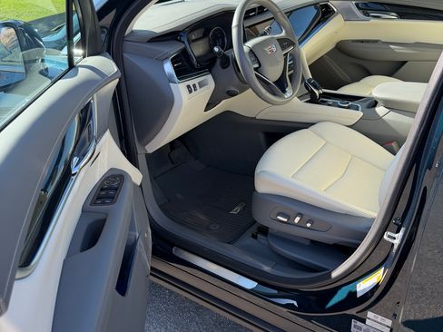 Used 2025 Cadillac XT6 Premium Luxury image 10