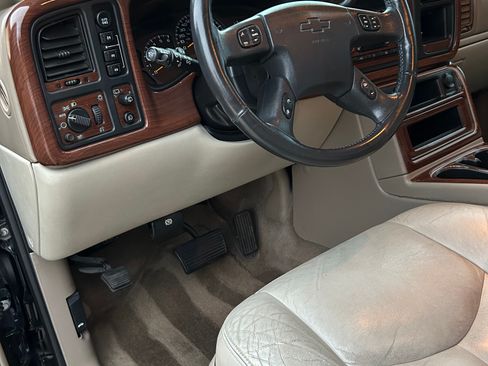 Used 2004 Chevrolet Suburban 2500 LT w/ Preferred Equipment Group image 2