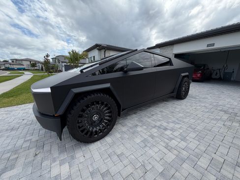 Used 2024 Tesla Cybertruck AWD Crew Cab image 6