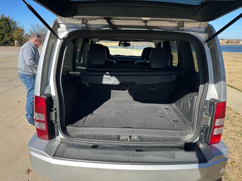 Used 2012 Jeep Liberty Limited Jet w/ Comfort/Convenience Group image 9