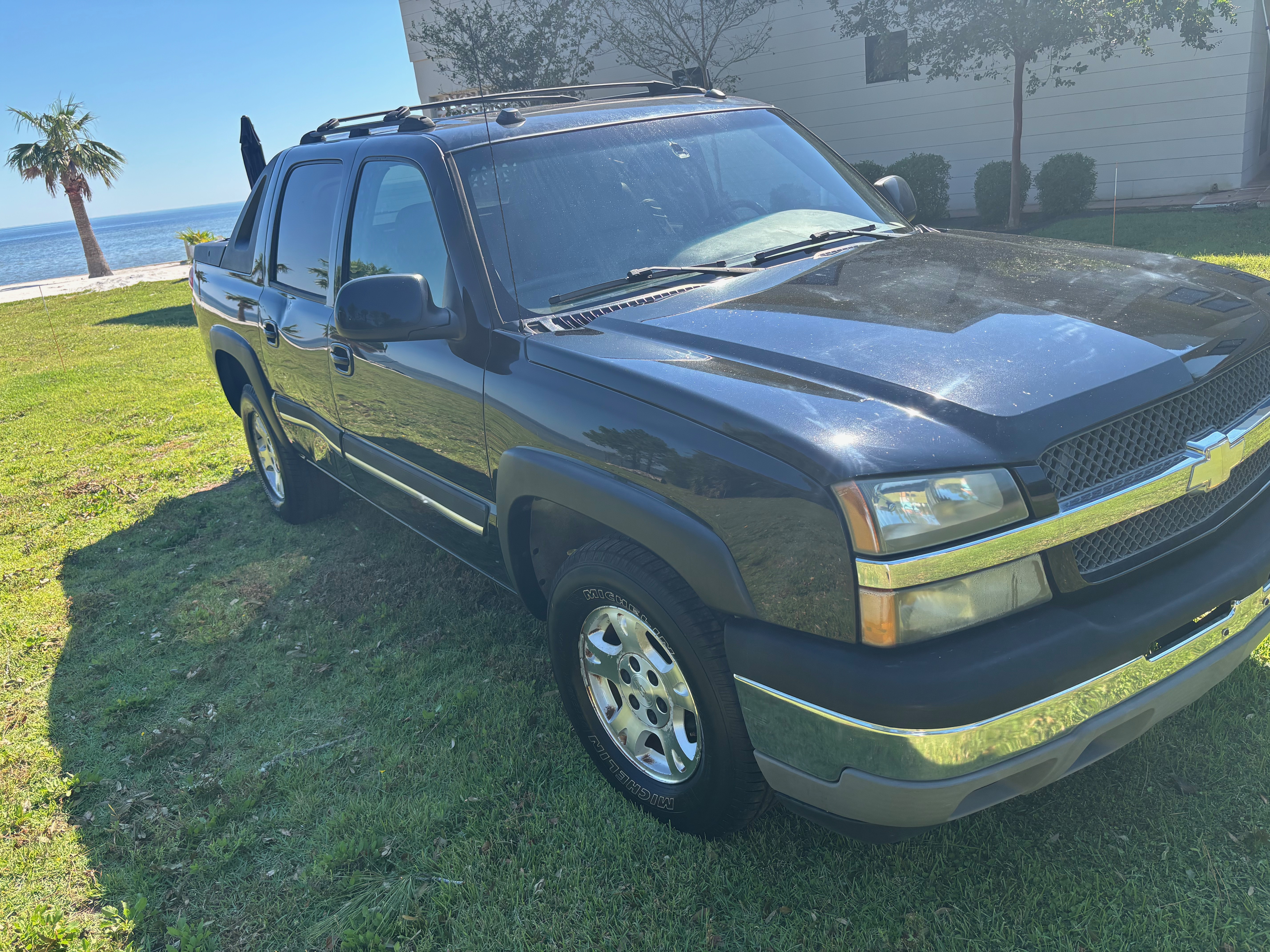 Used 2005 Chevrolet Avalanche Z71 w/ Sun And Sound Package AWD/4WD image 6