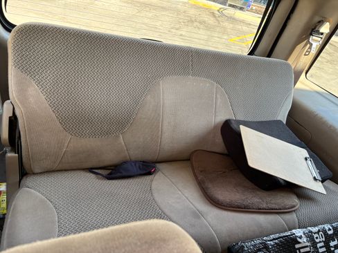 Used 2001 Ford Expedition XLT image 2