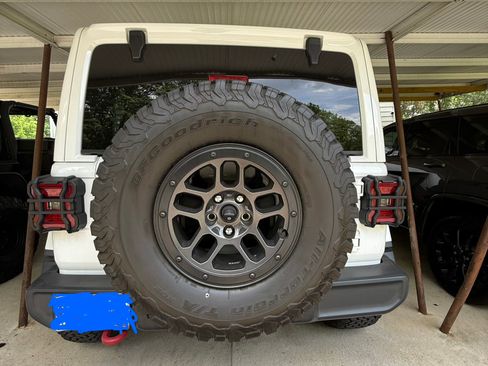Used 2018 Jeep Wrangler Unlimited Rubicon w/ LED Lighting Group AWD/4WD image 9