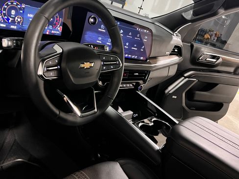 Used 2025 Chevrolet Suburban High Country AWD/4WD image 12