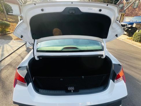 Used 2025 Hyundai Elantra SE image 16