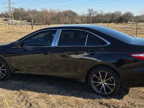 Used 2016 Toyota Camry SE image 1