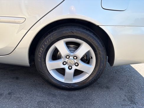 Used 2004 Toyota Camry SE image 4