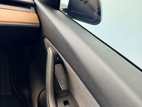 Used 2022 Tesla Model Y Performance image 16