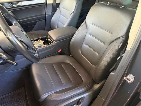 Used 2016 Volkswagen Touareg Sport image 12