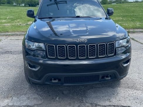 Used 2017 Jeep Grand Cherokee Laredo image 2