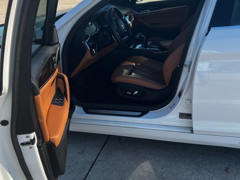 Used 2019 BMW 530i xDrive w/ Convenience Package image 9