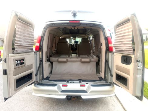 Used 2004 GMC Savana 1500 w/ Preferred Equipment Group RWD image 10