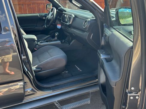Used 2017 Toyota Tacoma TRD Sport image 6