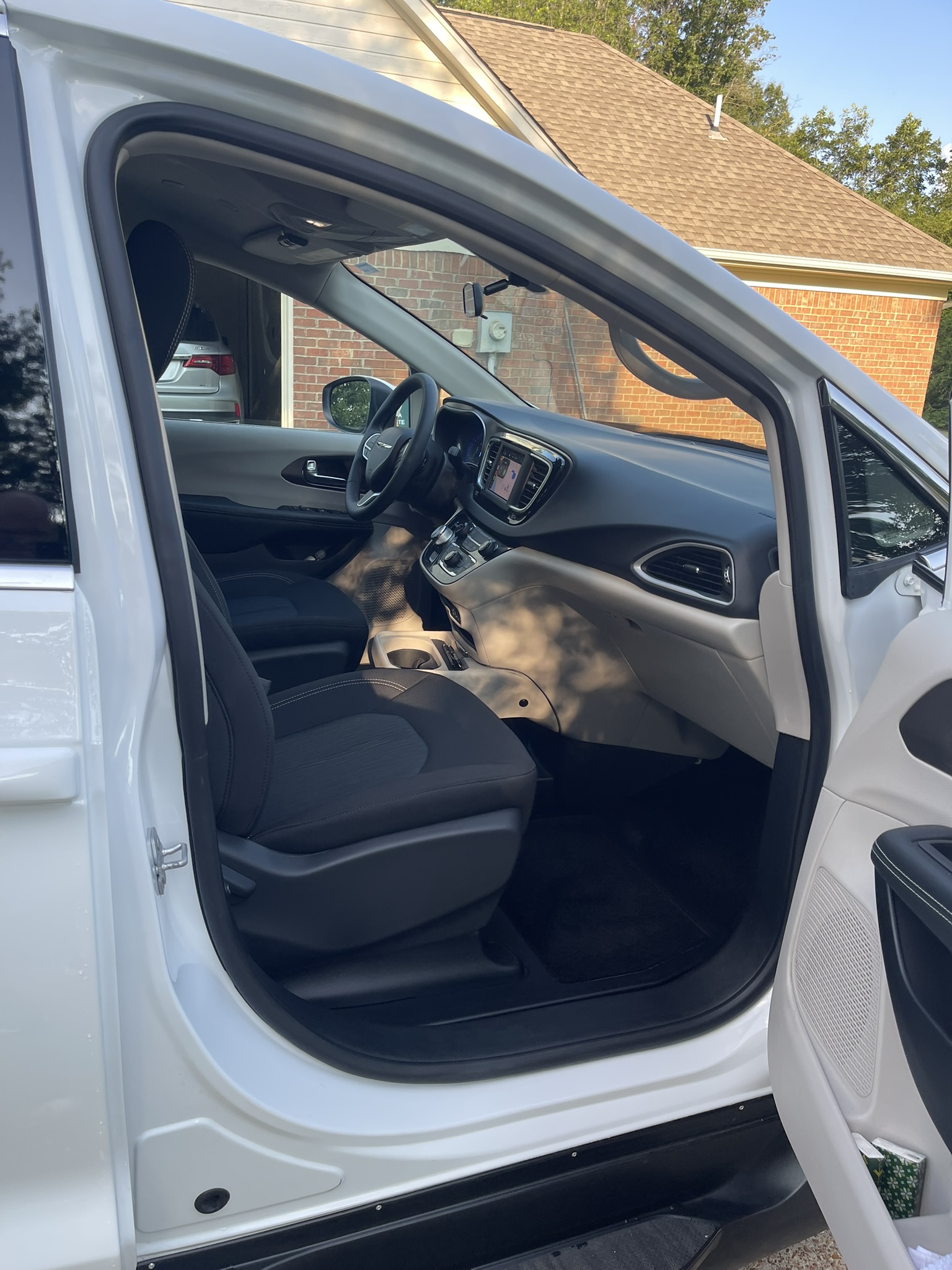 Used 2022 Chrysler Voyager LX FWD image 5