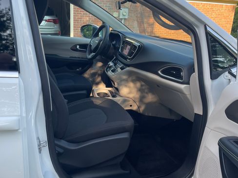 Used 2022 Chrysler Voyager LX FWD image 5