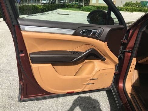 Used 2012 Porsche Cayenne Turbo AWD/4WD image 14