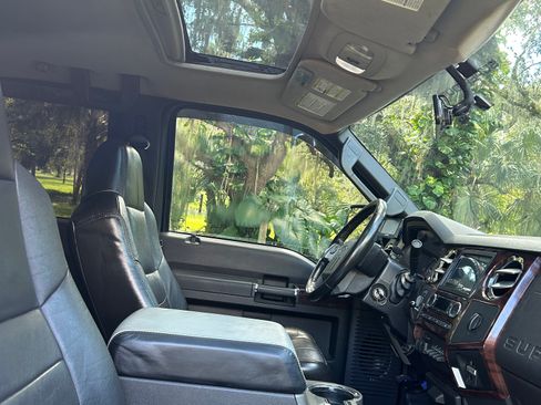 Used 2010 Ford F350 Lariat image 6