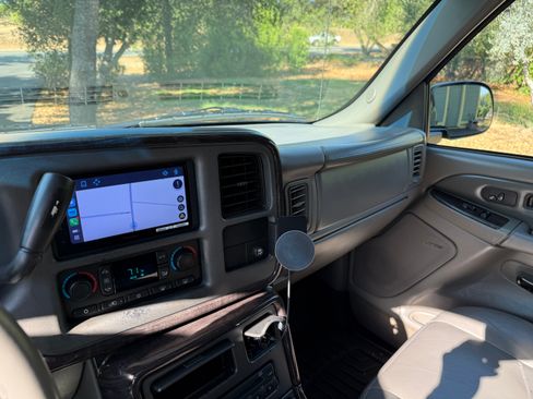 Used 2003 GMC Yukon XL Denali image 14