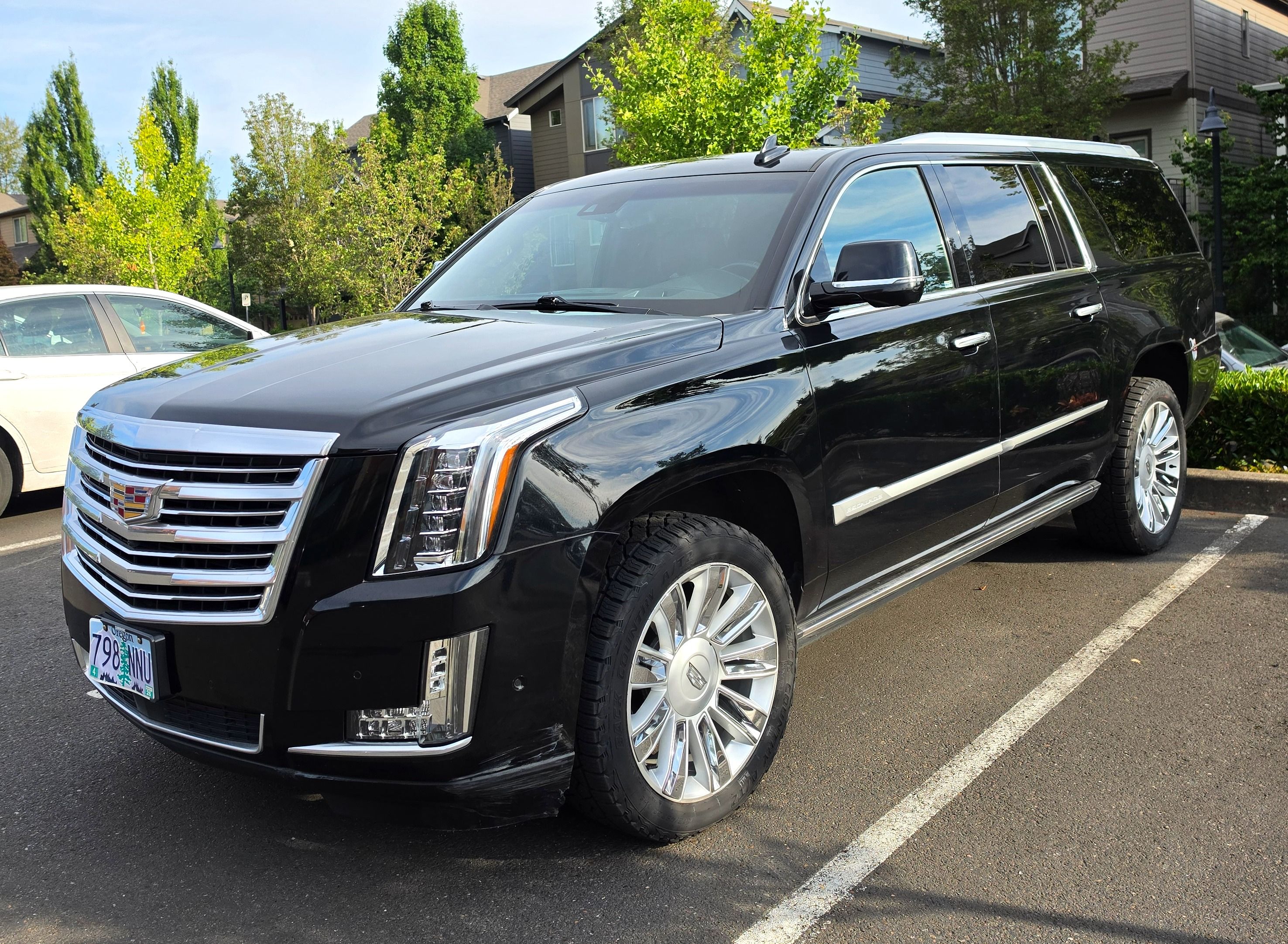 Used 2018 Cadillac Escalade ESV Platinum AWD/4WD image 2