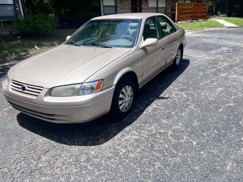 Used 1999 Toyota Camry LE w/ Value Pkg FWD image 1
