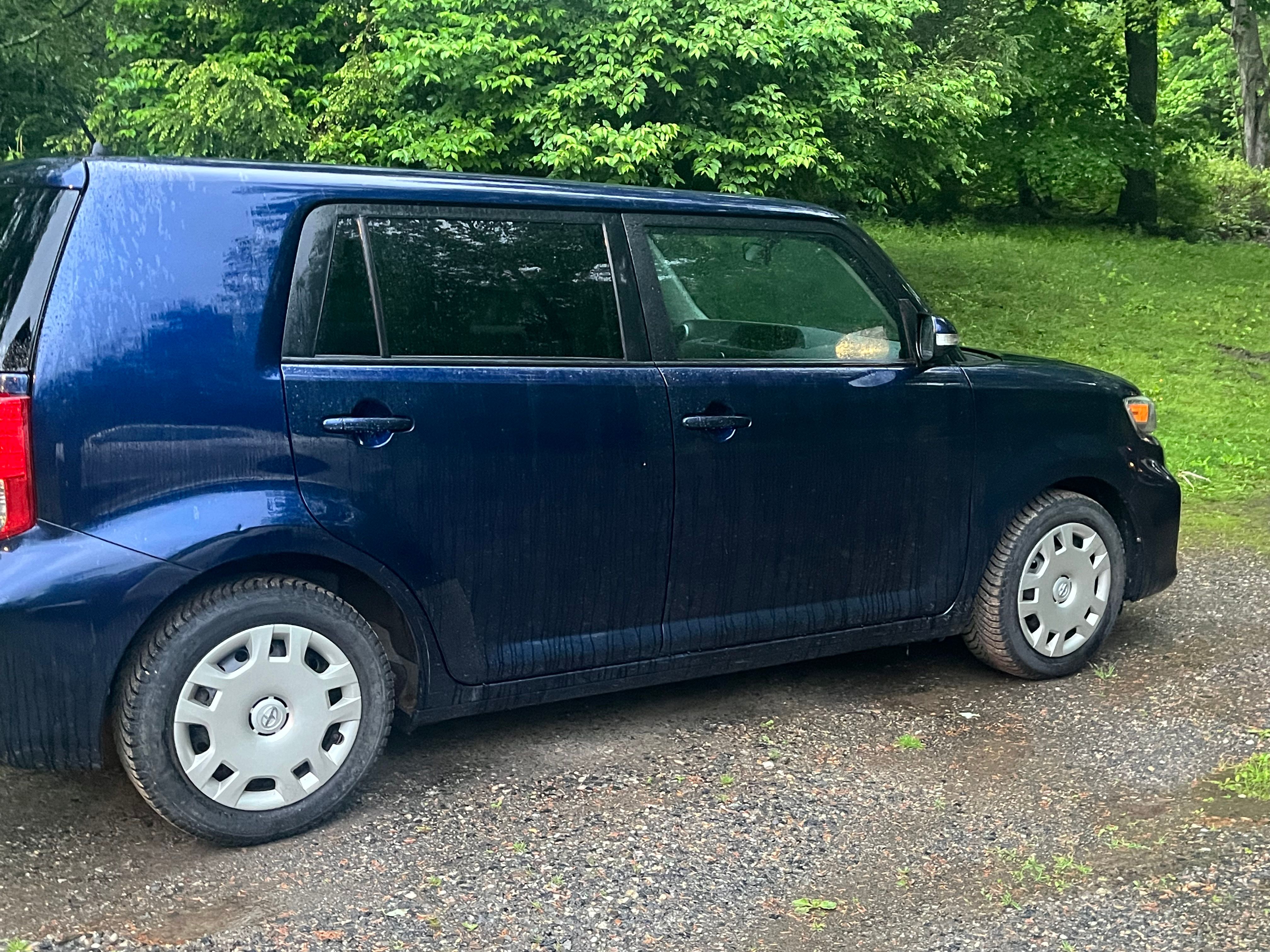 Used 2013 Scion xB FWD image 1