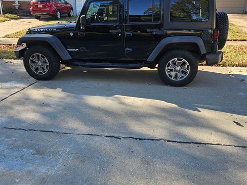 Used 2013 Jeep Wrangler Unlimited Rubicon w/ Connectivity Group image 6