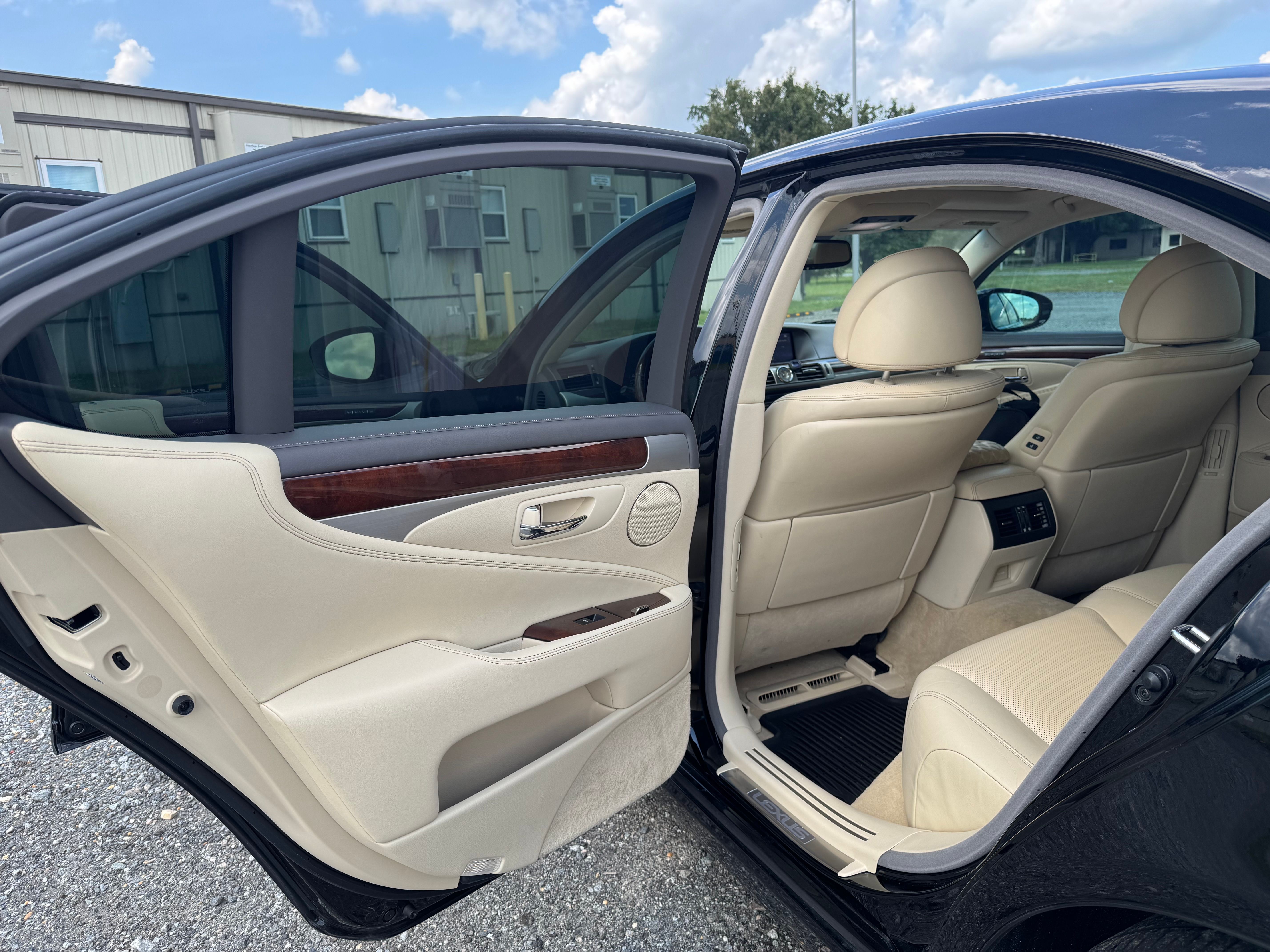Used 2015 Lexus LS 460 w/ Comfort Package RWD image 17