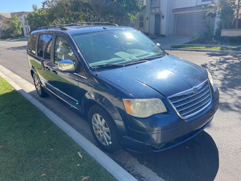 Used 2009 Chrysler Town & Country Touring image 5