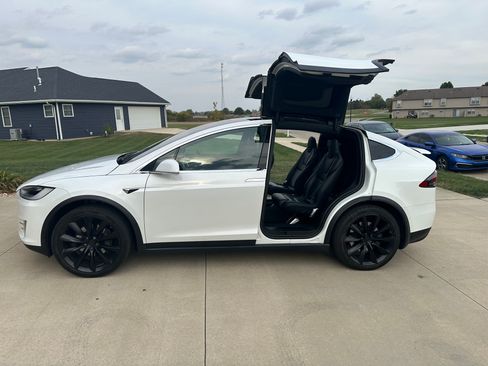 Used 2017 Tesla Model X 75D image 4