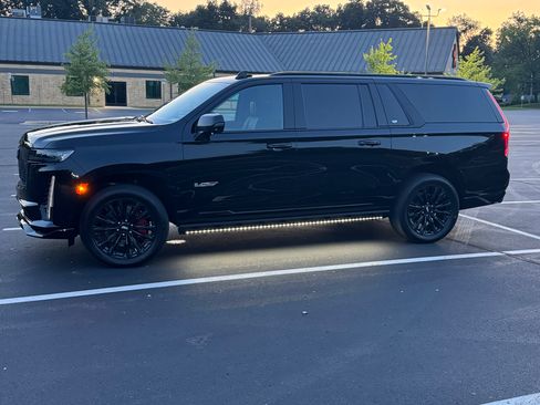 Used 2024 Cadillac Escalade ESV V w/ LPO, ONYX Package image 13