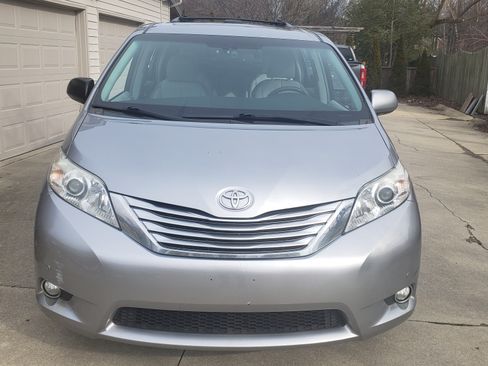 Used 2011 Toyota Sienna Limited image 5