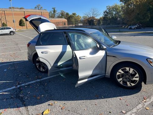 Used 2022 Audi e-tron Premium w/ Convenience Plus Package image 15