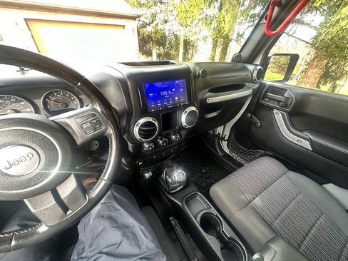 Used 2012 Jeep Wrangler Rubicon w/ Dual Top Group image 17