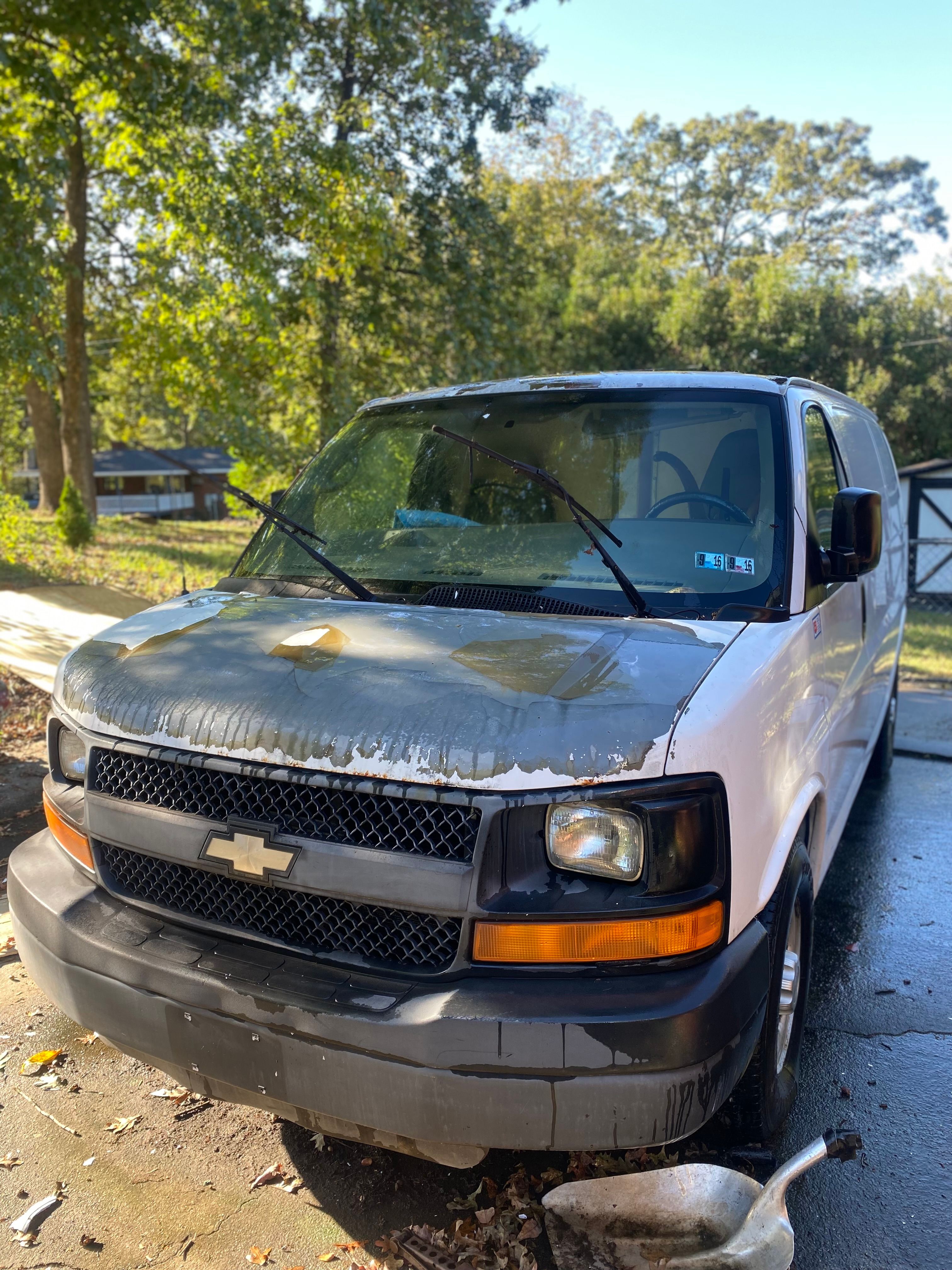 Used 2010 Chevrolet Express 2500 RWD image 3