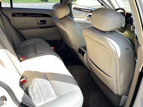 Used 2001 Lincoln Town Car Signature image 15