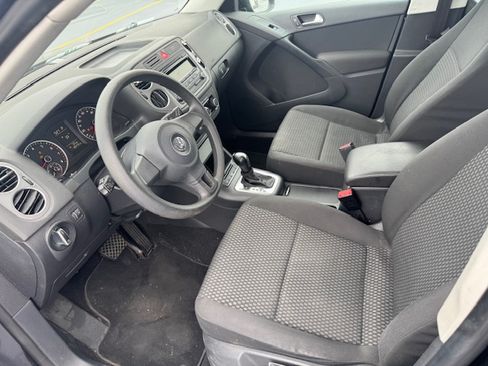 Used 2011 Volkswagen Tiguan S image 2