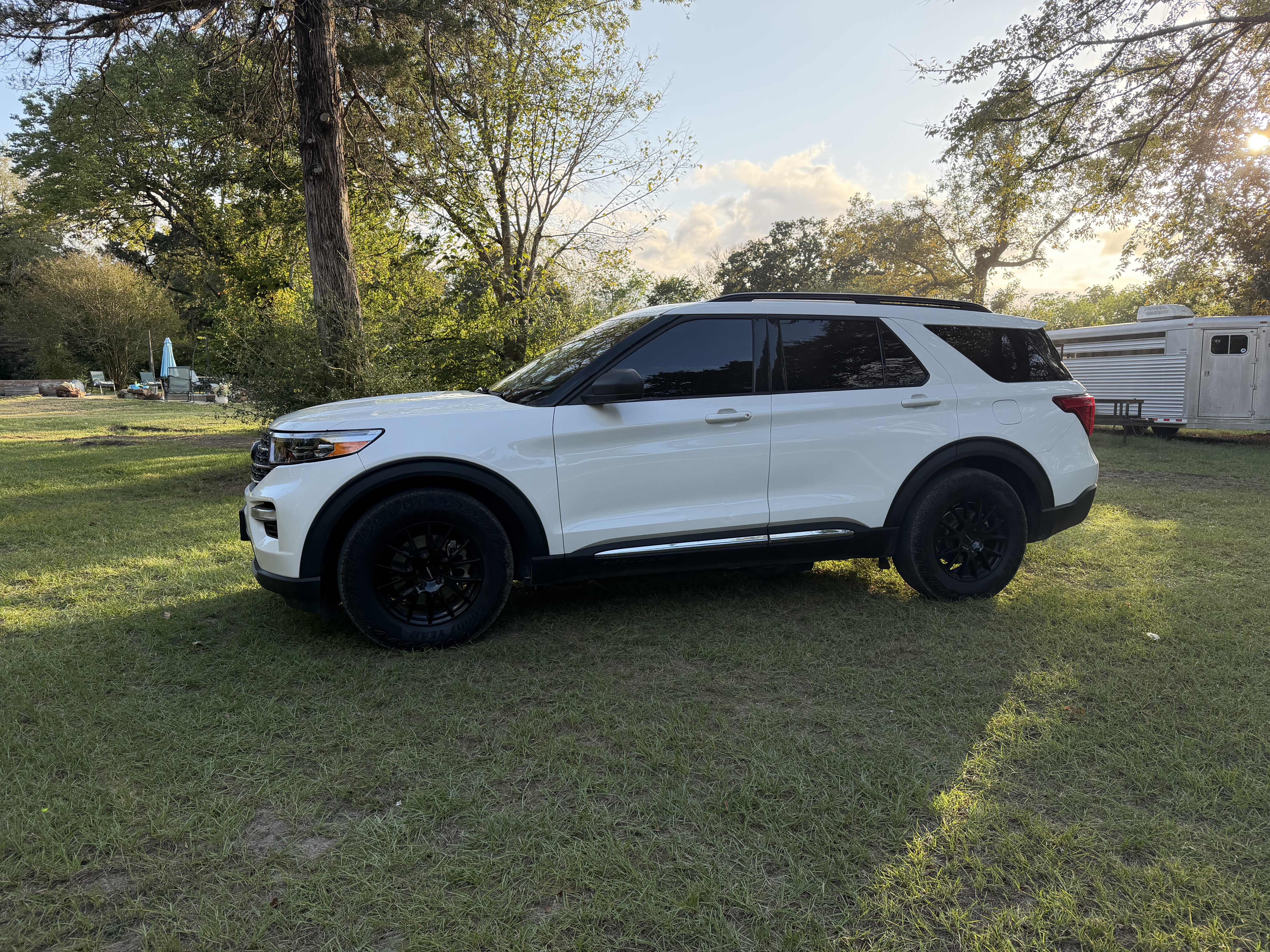 Used 2022 Ford Explorer XLT w/ Equipment Group 202A RWD image 9