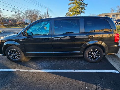 Used 2016 Dodge Grand Caravan R/T image 2