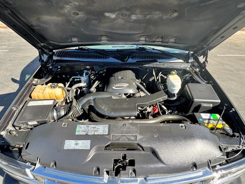 Used 2005 Chevrolet Suburban LT w/ Preferred Equipment Group image 18