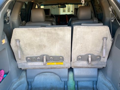 Used 2010 Toyota Sienna XLE image 18